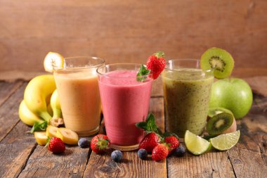 çeşitli meyve suyu veya smoothies bardaklarda yakından görmek