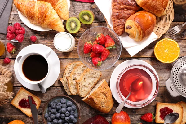 Kontinentales Frühstück Mit Kaffee Tee Und Croissants — Stockfoto