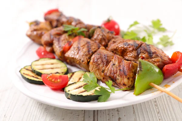 Gegrild Rundvlees Spiesjes Courgette Houten Tafel — Stockfoto