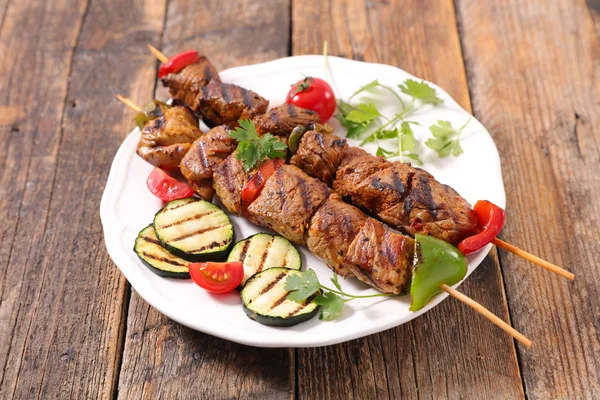 Pinchos Carne Parrilla Calabacín Sobre Mesa Madera — Foto de Stock