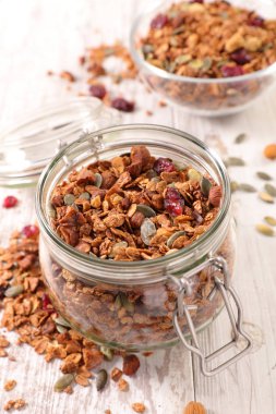 Granola fındık ve kuru meyve ile yakın atış
