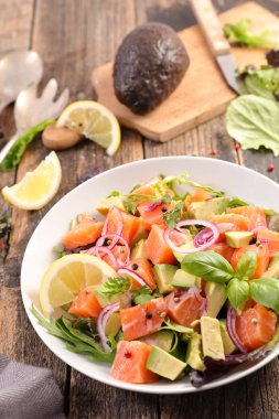 somon ve Avokado salatası yakın atış