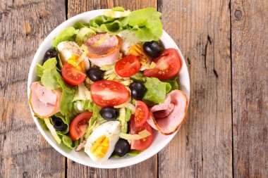 sebze salatası jambon ile yakın atış