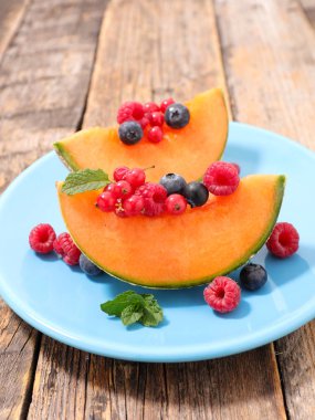 yakın atış kavun dilimi ve çilek