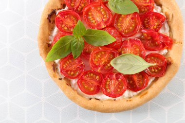 domates salçası krem ve fesleğen ile yakın atış