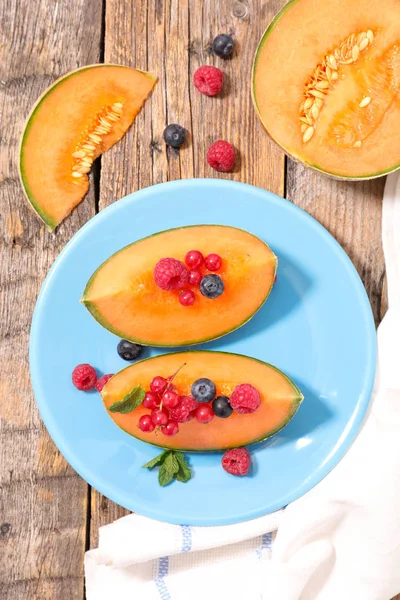 Melonenscheibe Und Beeren Aus Nächster Nähe — Stockfoto