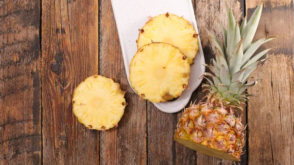 Świeży Ananas Plastry Bliska Strzał — Zdjęcie stockowe