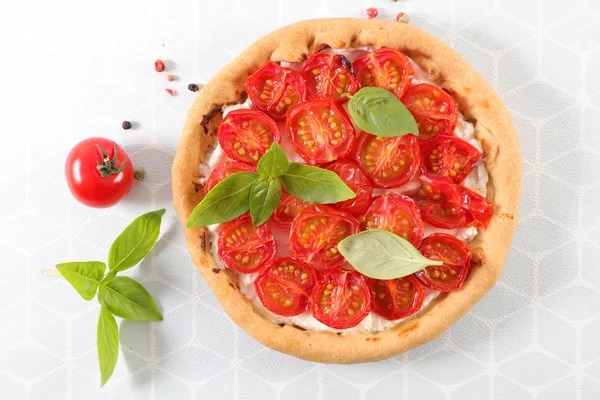 domates salçası krem ve fesleğen ile yakın atış