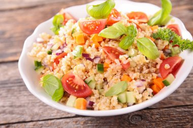 Quinoa salata domates, avokado, salatalık ve fesleğen ile