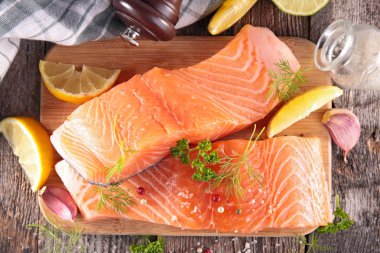 yakın atış Çiğ somon ve limon