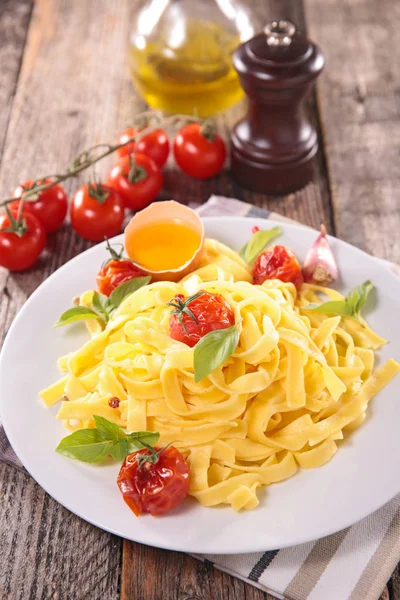 Tagliatelle Con Pomodoro Forno Uova — Foto Stock