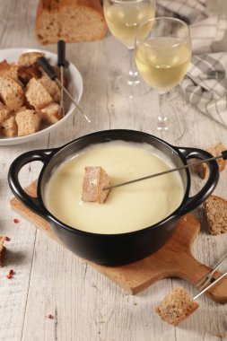 Peynirli fondü, baget ve beyaz şarap.