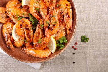 Sarımsaklı, zencefilli ve otlu kızarmış karides.