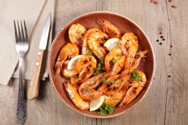 Sarımsaklı, zencefilli ve otlu kızarmış karides.