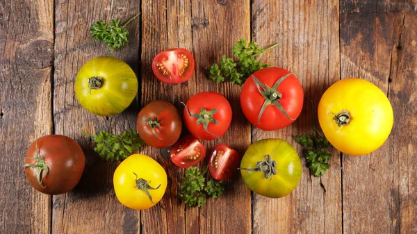 Vari Pomodori Erbe Fondo Legno — Foto Stock