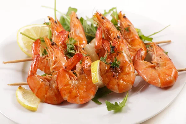 Pincho Camarón Frito Con Limón Ensalada Aislado Sobre Fondo Blanco —  Fotos de Stock