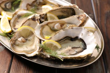 Limon ve dereotlu taze istiridye.