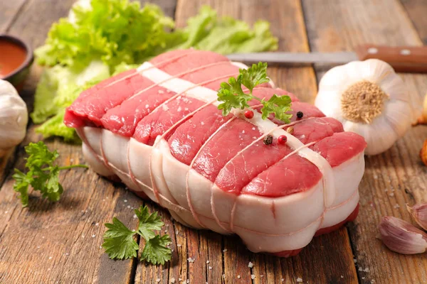 生烤牛肉及配料 — 图库照片