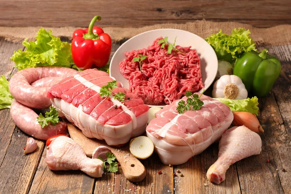 Sortiert Aus Rohem Fleisch Gebratenem Rindfleisch Wurst Und Hühnchen — Stockfoto