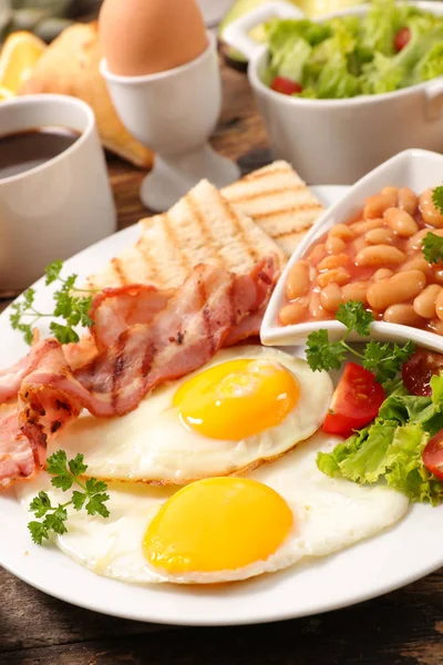 Englisches Komplettes Frühstück Mit Spiegelei Speck Toast Kaffee Und Obst — Stockfoto
