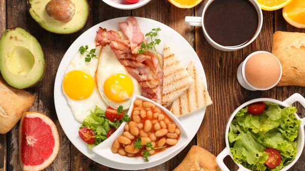 English Full Breakfast Fried Egg Bacon Toast Coffee Fruits — стоковое фото