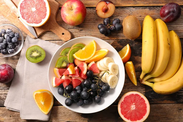 Salada Frutas Frescas Com Banana Uva Toranja Laranja Mirtilo — Fotografia de Stock