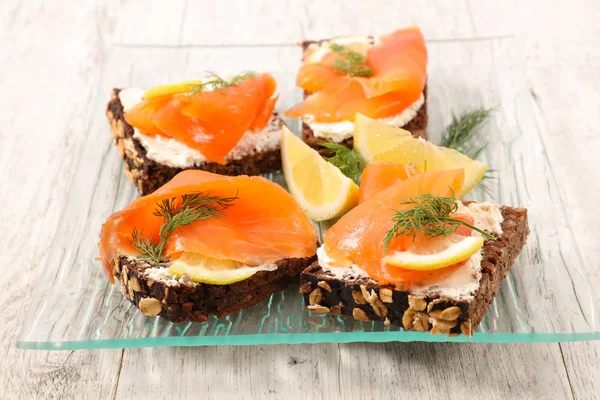 Feestelijke Canape Met Kaasroom Gerookte Zalm — Stockfoto