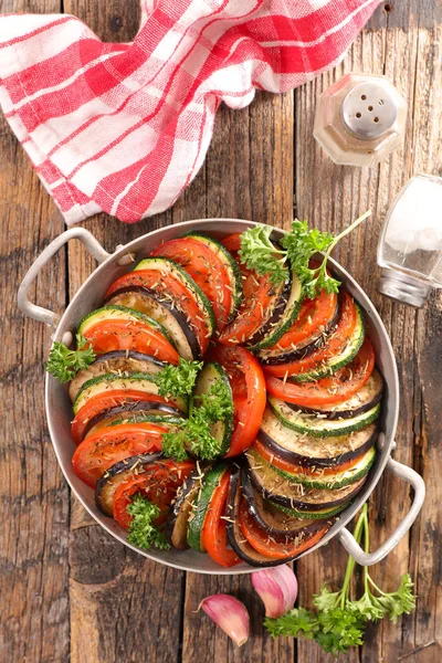Ratatouille Mit Tomaten Zucchini Und Auberginen Mit Kräutern Auf Holzgrund — Stockfoto