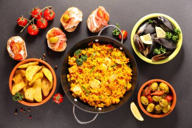 İspanyol yemeği, tapas, midye, paella çeşitleri.