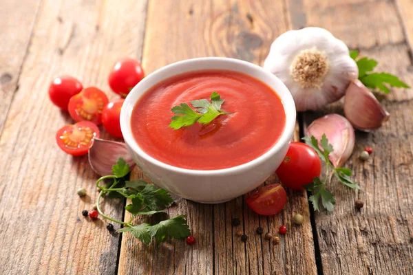 Salsa Tomate Con Ingrediente Sobre Fondo Madera — Foto de Stock