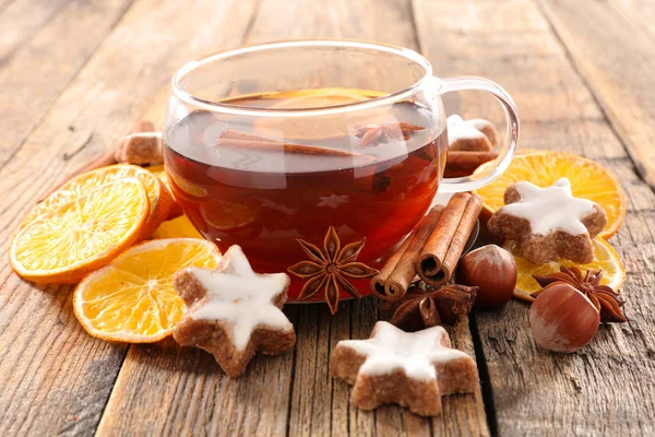 Zimní Čaj Pomerančem Skořicí Perníkovými Sušenkami — Stock fotografie