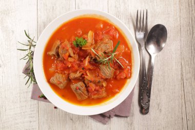 Domates soslu biftek güveci ve dolmalık biber.