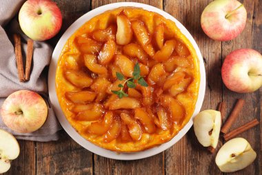 Elmalı turta, ahşap arka planda baharatlı tart tatin.