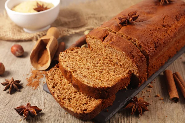 Gâteau Pain Épice Avec Des Épices Sur Fond Bois — Photo