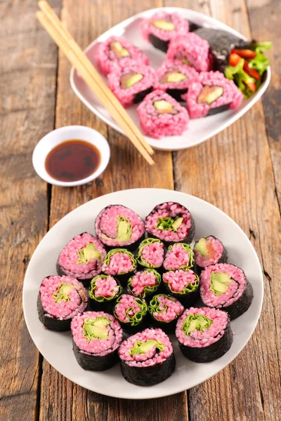 Vegansk Sushi Med Ris Avokado Och Rödbetor — Stockfoto