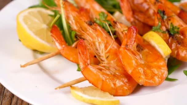Fried Shrimp Skewer Lemon Parsley — Stock Video