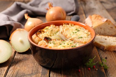 Ekmek ve gruyere ile soğan çorbası