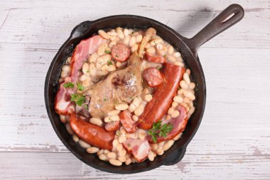 Cassoulet, ördekli Fransız yemeği, sosis, pastırma ve fasulye.