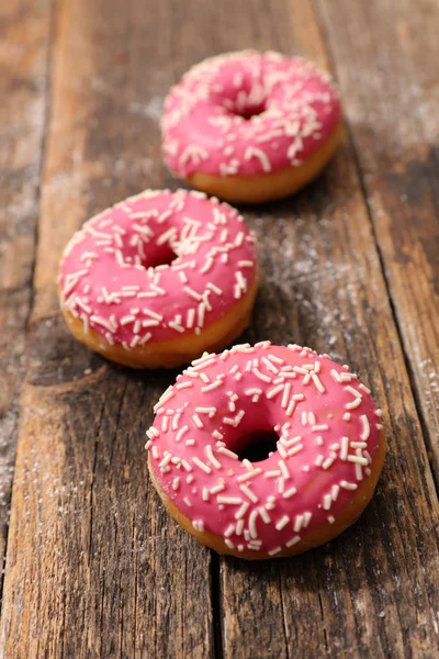Пончик Розовой Глазурью Фоне Дерева — стоковое фото