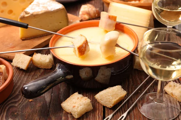 Fondue Queijo Com Vinho Pão — Fotografia de Stock