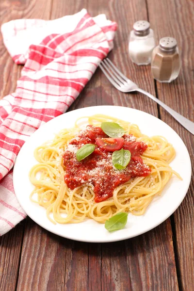 Espaguete Com Molho Tomate Queijo Manjericão — Fotografia de Stock