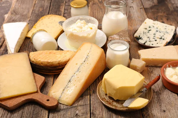Peynirli Sütlü Tereyağlı Çeşitli Süt Ürünleri — Stok fotoğraf