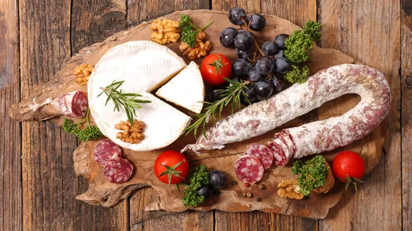 Salami Käse Und Trauben Auf Holzbrett — Stockfoto