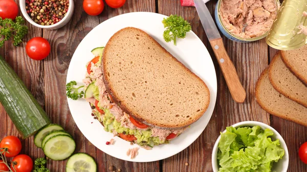 Sanduíche Com Abacate Atum Pepino Tomate — Fotografia de Stock