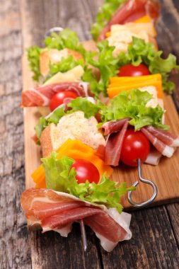 Jambonlu jambonlu, domatesli, peynirli ve ekmekli sandviç.