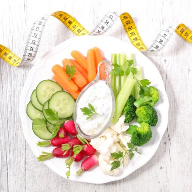 Çiğ sebze ve sos ve taksimetre, sağlıklı gıda konsepti.