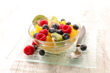 Bir kase taze meyve salatası