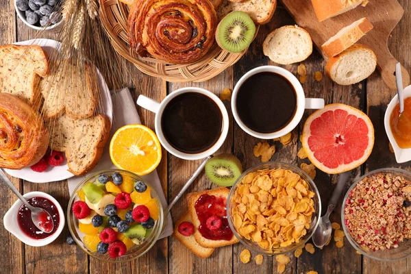 コーンフレークとコーヒーカップとフルーツの朝食 — ストック写真