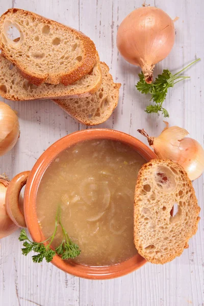 洋葱汤和面包 顶视图 — 图库照片