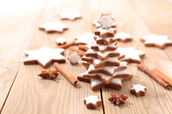 有香料和圣诞树装饰的姜饼 — 图库照片